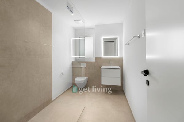 NEUBAU AN TOPLAGE MIT GROSSZÜGIGEM SITZPLATZ (40 M²) SOWIE EIGENER WASCHKÜCHE UND KELLER (17,4 M²). DIE WOHNUNG KANN AUF WUNSCH AUCH MÖBLIERT GEMIETET WERDEN. 3