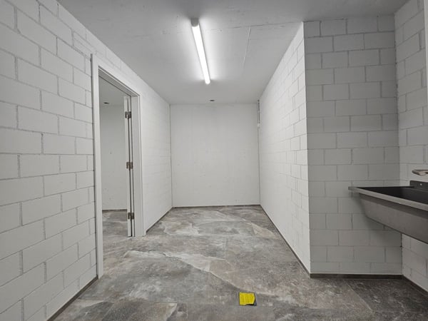 NEUBAU AN TOPLAGE MIT GROSSZÜGIGEM SITZPLATZ (40 M²) SOWIE EIGENER WASCHKÜCHE UND KELLER (17,4 M²). DIE WOHNUNG KANN AUF WUNSCH AUCH MÖBLIERT GEMIETET WERDEN. 5