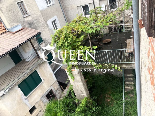 Novaggio: casa 8 locali, 308 mq., nel nucleo con terreno annesso 195 m 12