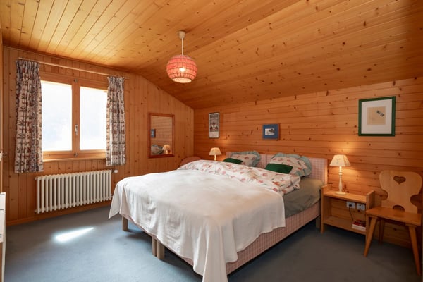 Chalet chaleureux de 5 pièces avec garage intégré et grand jardin 24