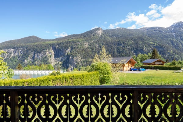 Chalet chaleureux de 5 pièces avec garage intégré et grand jardin 18
