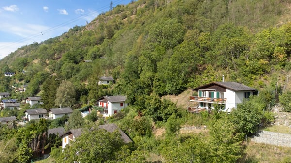 Renoviertes und bezugsfertiges Chalet mit Sauna und der Option zum Kauf einer eigenen Privatgarage 2