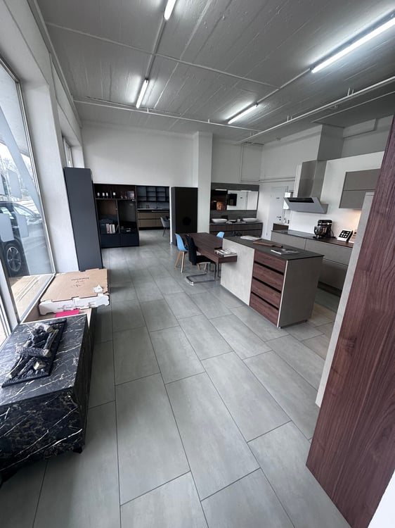 Immeuble Mixte en bord de route principale 9