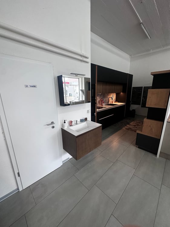 Immeuble Mixte en bord de route principale 10