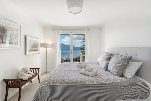 A Breathtaking Haven with Pool and Panoramic Views 8