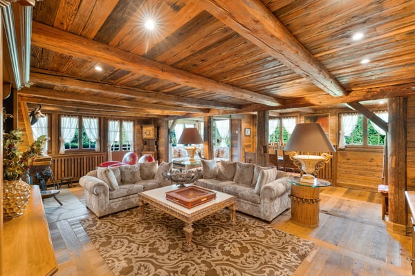 Exceptional Chalet Just Steps from the Crans-Montana Golf Course 1
