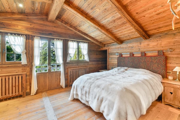 Exceptional Chalet Just Steps from the Crans-Montana Golf Course 10