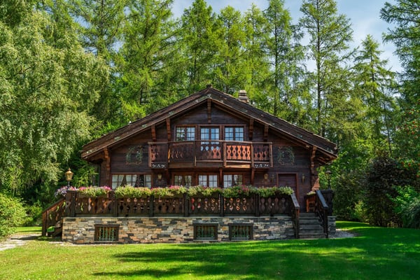 Exceptional Chalet Just Steps from the Crans-Montana Golf Course 2