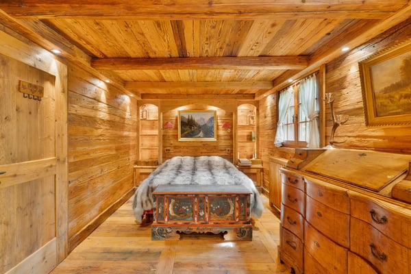 Exceptional Chalet Just Steps from the Crans-Montana Golf Course 7