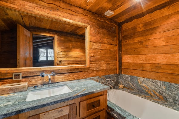 Exceptional Chalet Just Steps from the Crans-Montana Golf Course 12