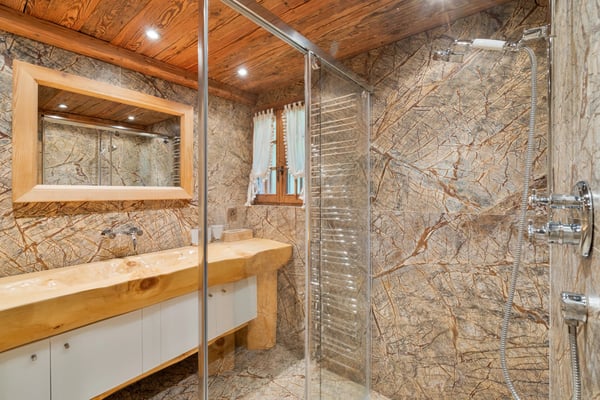 Exceptional Chalet Just Steps from the Crans-Montana Golf Course 8