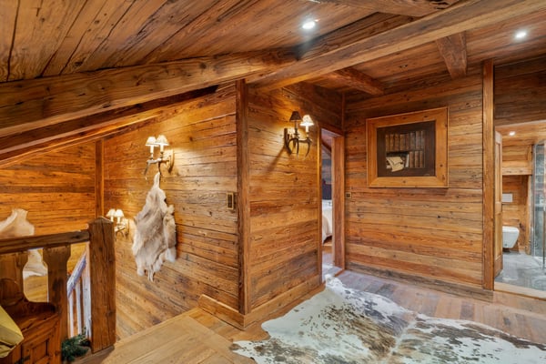 Exceptional Chalet Just Steps from the Crans-Montana Golf Course 9