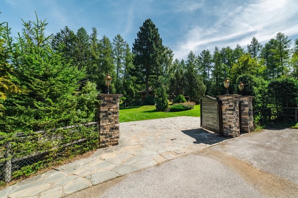 Exceptional Chalet Just Steps from the Crans-Montana Golf Course 1