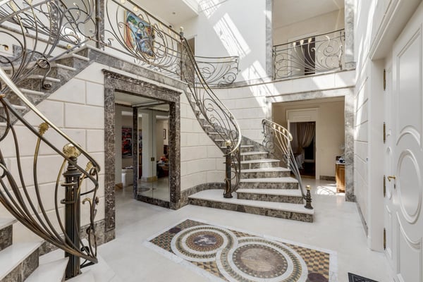 A Jewel of Elegance and Exclusivity Adjacent to the Lausanne Golf Course. 3
