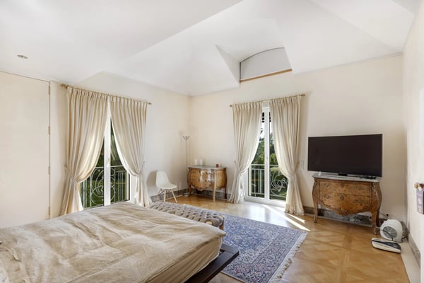A Jewel of Elegance and Exclusivity Adjacent to the Lausanne Golf Course. 6