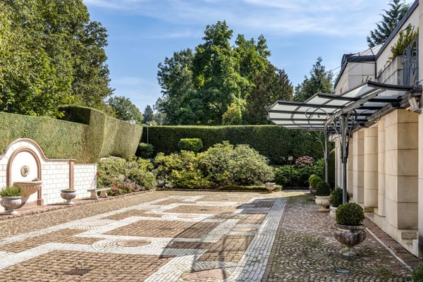 A Jewel of Elegance and Exclusivity Adjacent to the Lausanne Golf Course. 12