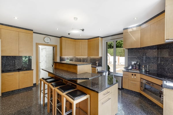 A Jewel of Elegance and Exclusivity Adjacent to the Lausanne Golf Course. 8