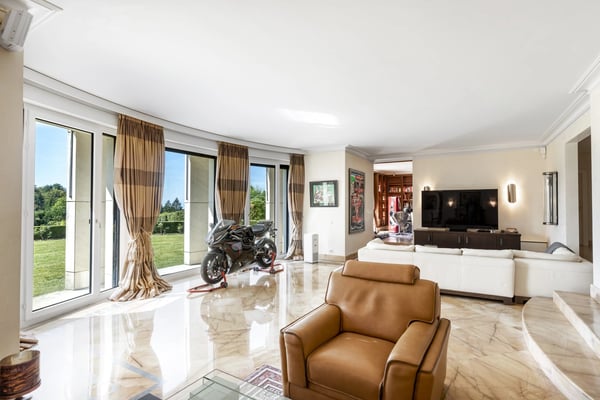 A Jewel of Elegance and Exclusivity Adjacent to the Lausanne Golf Course. 4