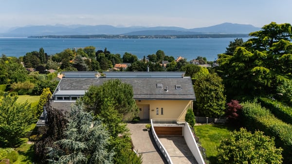 An exceptional address between lake and mountains 10