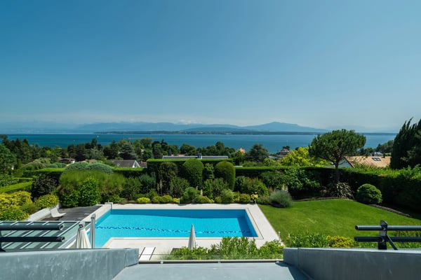 An exceptional address between lake and mountains 12