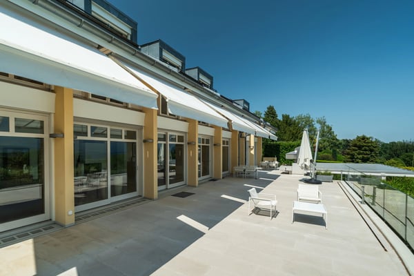 An exceptional address between lake and mountains 4