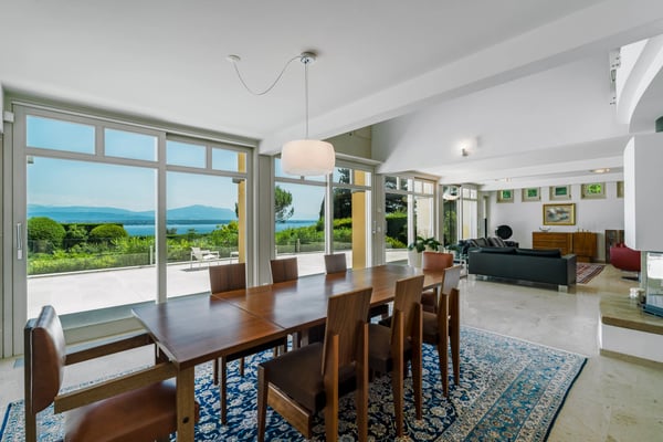 An exceptional address between lake and mountains 6