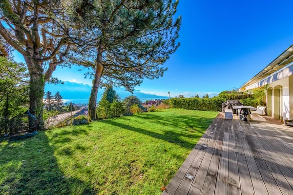 Exceptional villa with panoramic views over Lake Geneva and the Alps in Vevey 2