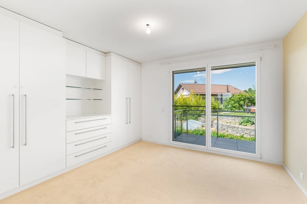 4.5-Room Apartment with Lake Views in Yens 6