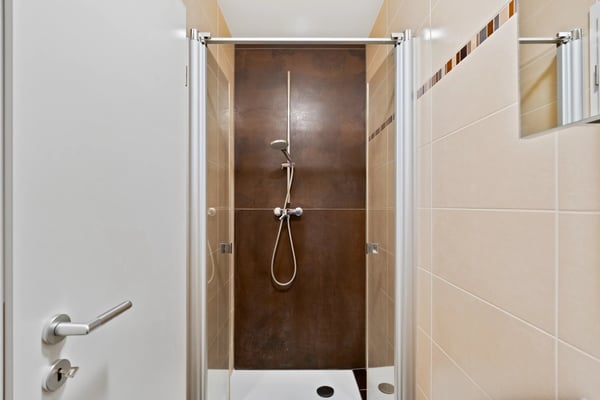4.5-Room Apartment with Lake Views in Yens 10