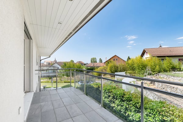 4.5-Room Apartment with Lake Views in Yens 13