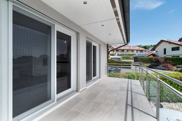 4.5-Room Apartment with Lake Views in Yens 11