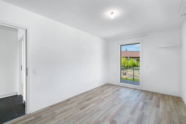 4.5-Room Apartment with Lake Views in Yens 8