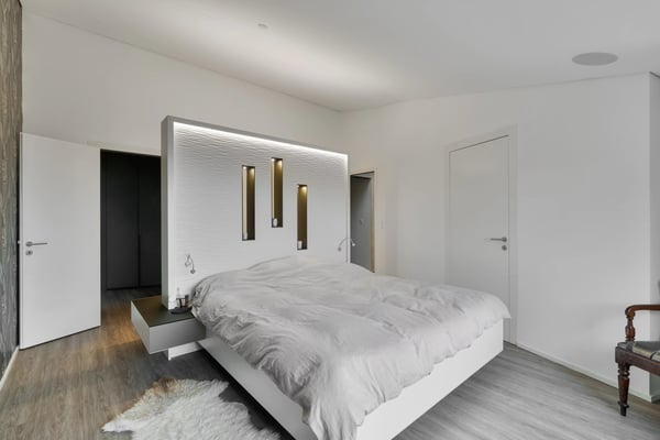 Modern property with swimming pool and unobstructed lake views 8