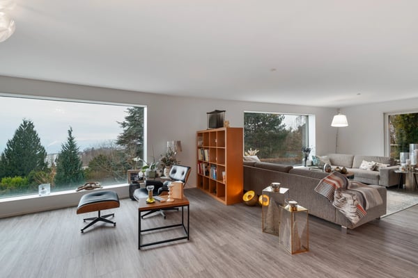 Modern property with swimming pool and unobstructed lake views 5