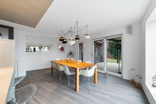 Modern property with swimming pool and unobstructed lake views 6
