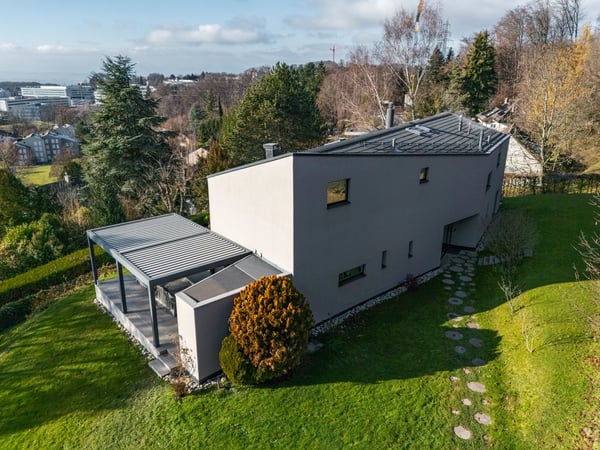 Modern property with swimming pool and unobstructed lake views 3