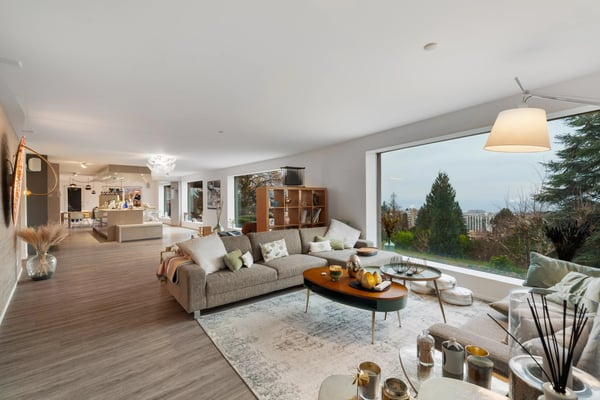 Modern property with swimming pool and unobstructed lake views 4