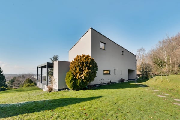 Modern property with swimming pool and unobstructed lake views 12