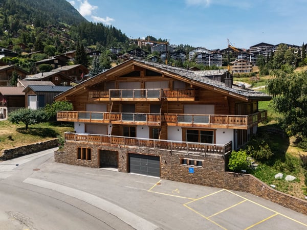 Elegant High-End 4.5-Room Apartment with Terrace, Private Garden and Panoramic Alpine Views 13