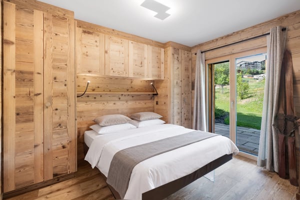 Elegant High-End 4.5-Room Apartment with Terrace, Private Garden and Panoramic Alpine Views 4