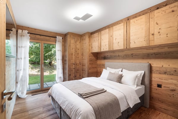 Elegant High-End 4.5-Room Apartment with Terrace, Private Garden and Panoramic Alpine Views 7