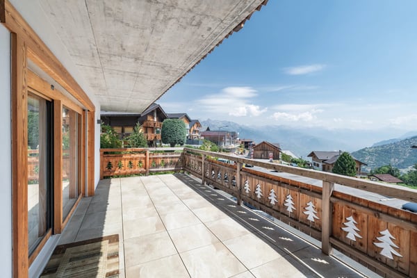 Elegant High-End 4.5-Room Apartment with Terrace, Private Garden and Panoramic Alpine Views 11