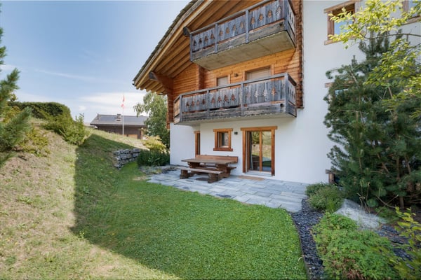 Elegant High-End 4.5-Room Apartment with Terrace, Private Garden and Panoramic Alpine Views 12
