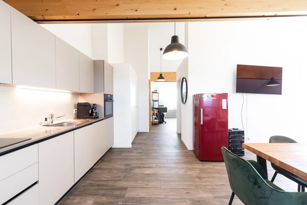 Bright Office with South-Facing Balcony and Lake Views 4