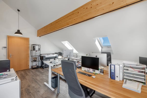 Bright Office with South-Facing Balcony and Lake Views 8