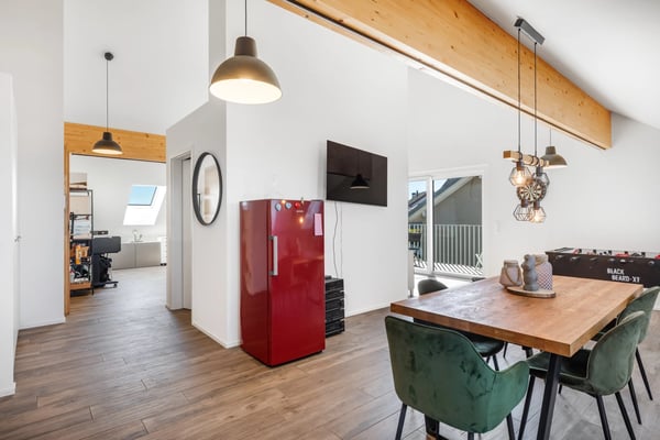 Bright Office with South-Facing Balcony and Lake Views 3
