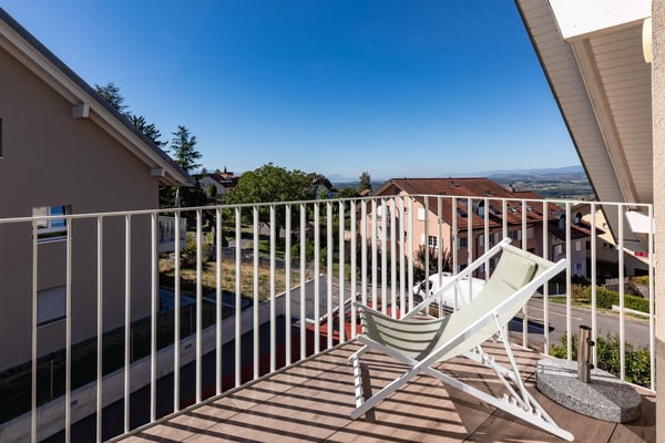 Bright Office with South-Facing Balcony and Lake Views 11