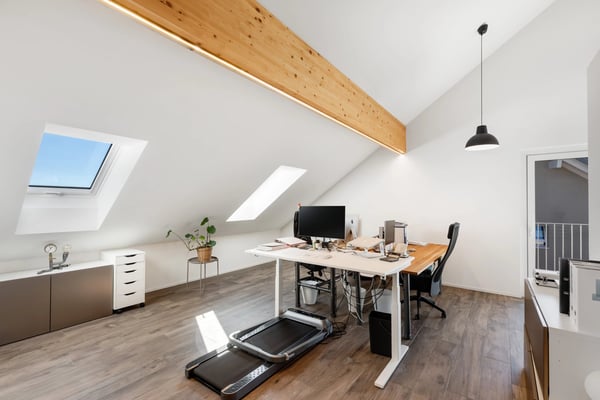 Bright Office with South-Facing Balcony and Lake Views 6