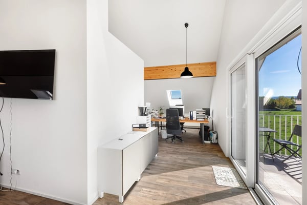 Bright Office with South-Facing Balcony and Lake Views 9