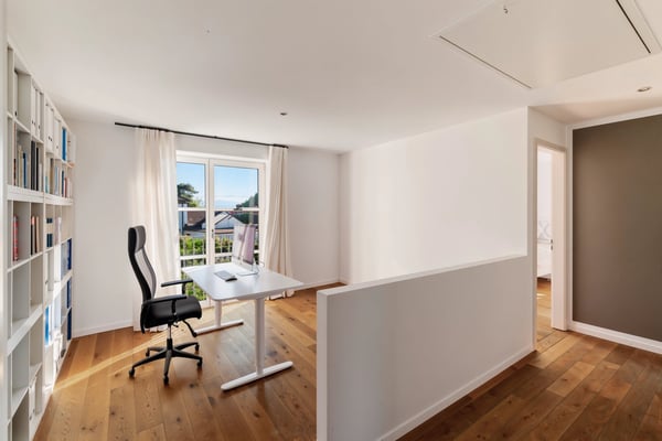 Character Property with Remarkable Volumes Just Steps from the Lake 10